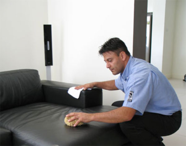 cách đánh bóng sofa da tại nhà